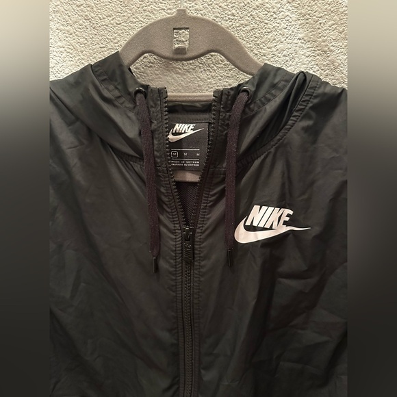 Nike black wind breaker - Picture 2 of 4